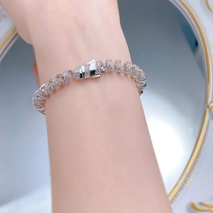 Détail d'un bracelet spirale en argent S925 serti de zircons cubiques scintillants