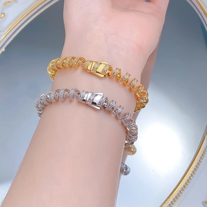 Détail de bracelets en argent S925 or et argent sertis de cristaux pavés