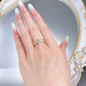 Détail de la bague en argent S925 avec zircone lavande ovale et pierres sur la main