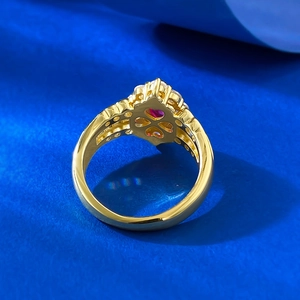 Vue macro détaillée d'une bague en or ajourée avec des pierres précieuses rouge rubis