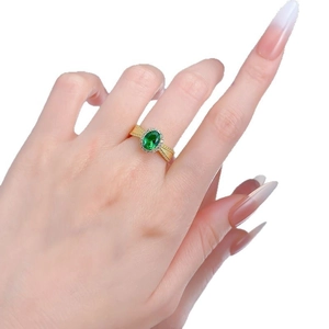 S925 silver halo ring with oval emerald gemstone and gold plating on model hand