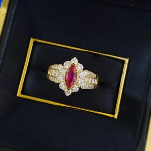 Bague élégante en argent S925 avec rubis taille marquise dans un écrin en velours noir
