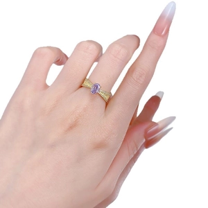 Bague noeud dorée élégante ornée d'une pierre violette lavande pour un style épuré