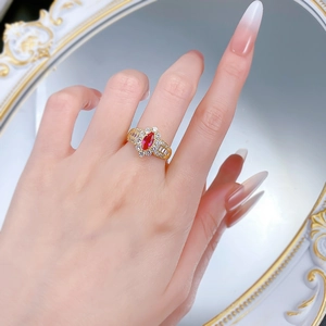 Vue détaillée d'une bague en argent S925 avec pierre marquise rouge et placage or