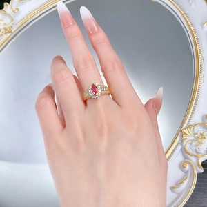 Gros plan d'une bague en argent S925 avec rubis marquise et pierres scintillantes