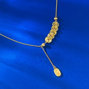 Gros plan d'un collier doré à cinq pièces avec pendentif Fu sur soie bleue