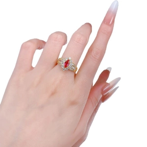 Bague élégante en argent 925 avec rubis taille marquise et pierres latérales en zircon