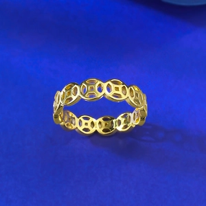 Macro d'une bague dorée S925 avec motif évidé de pièces de monnaie chinoises
