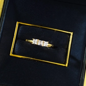 Elegant 925 silver gold-plated ring with three square-cut stones in blue velvet box