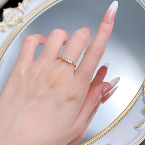 Detail of 3mm gold-plated S925 silver ring featuring three square-cut zircon stones