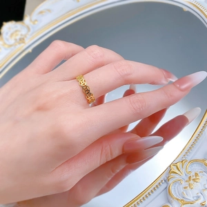 Détail de la bague en argent S925 plaqué or avec motif évidé de pièces de monnaie
