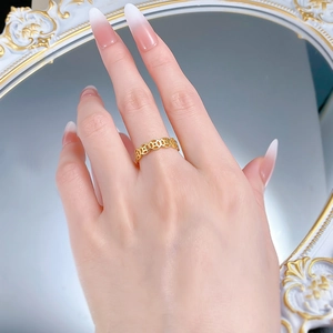 Gros plan d'une bague en argent S925 doré avec motif de pièces anciennes sur un doigt