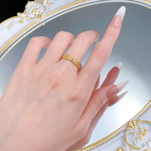 Détail d'une bague en argent S925 plaqué or avec un motif de pièce de monnaie chinoise
