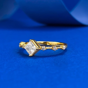 Détail macro d'une bague en argent S925 plaqué or avec zircone de taille princesse