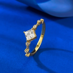 Bague en argent S925 plaqué or avec zircone cubique carrée taille princesse et détails