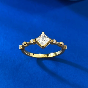 Bague minimaliste en argent S925 plaqué or avec oxyde de zirconium carré coupe princesse