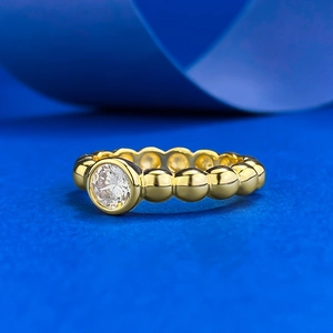 Anello in argento S925 placcato oro con gemma centrale e design a fascia con perline