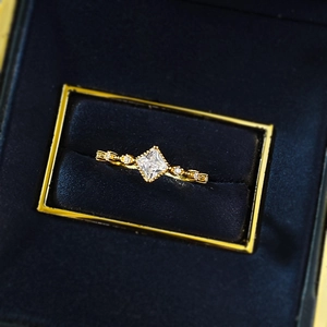 Bague en argent S925 doré avec zircon carré dans un écrin de luxe en velours bleu marine