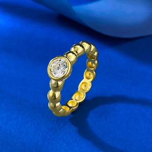 Elegante anello in argento S925 dorato con fascia a sfere e scintillante pietra in zircone
