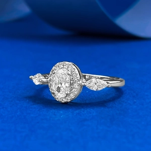 Eleganter Ring aus 925er Sterlingsilber mit ovalem Hauptstein und Marquise-Edelsteinen