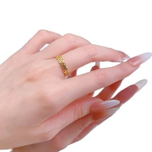 Bague S925 dorée minimaliste avec motifs de pièces chinoises sur une main de femme