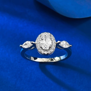 Ring aus S925 Sterlingsilber vergoldet mit ovalem Zirkonia Halo auf blauem Grund