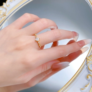 Bague élégante en argent 925 plaqué or avec diamant carré taille princesse au doigt