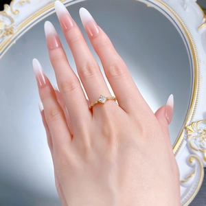 Détail d'une bague en argent S925 doré avec diamant carré portée par un mannequin
