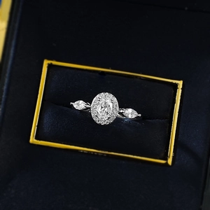 Eleganter S925 Silberring mit ovalem Hauptstein und Marquise-Akzenten besetzt