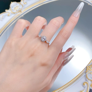 S925 Silberring mit ovalem Solitär, Heiligenschein und Markis-Steinen am Finger