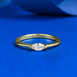 Ring aus S925 Sterlingsilber mit 18K Vergoldung und Marquise-Schliff auf blauem Grund