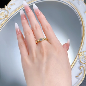 Dettaglio dell'anello a sfere in argento S925 placcato oro con zircone bianco rotondo
