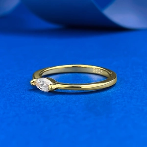 Eleganter vergoldeter S925 Silberring mit 3x6mm klarem Zirkonia im Marquise-Schliff