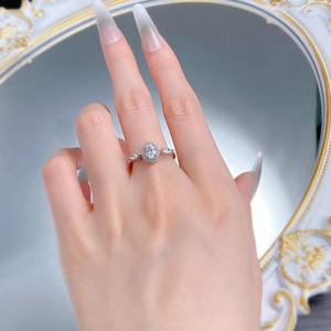 Detailansicht eines S925 Silberrings mit ovalem Edelstein und Halo aus kleinen Diamanten