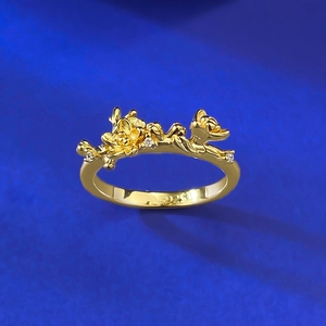 Eleganter S925 vergoldeter Pflaumenblüten-Ring mit weißen Zirkonia auf Blau