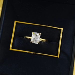 Detail of a 6x8mm ice-flower cut rectangle stone set in a gold S925 silver band