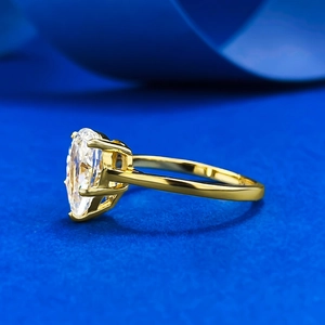 Bague élégante en argent S925 doré avec une pierre blanche taille poire et griffes