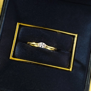 Makro-Detail eines vergoldeten Rings mit Marquise-Schliff Zirkon in Samtbox