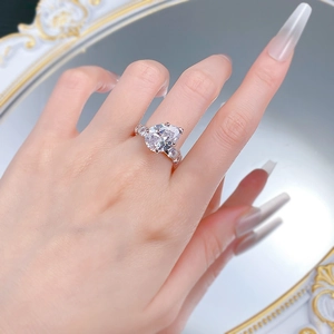 Dettaglio dell'anello in argento S925 con pietra a pera 10x14mm e piccoli diamanti