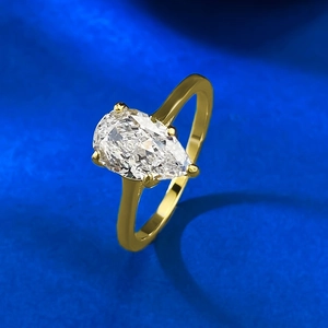 Bague minimaliste en argent S925 avec zircon blanc taille poire 6x9mm sur fond de soie bleue