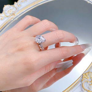Vista dettagliata di un anello in argento taglio a pera indossato sulla mano