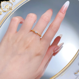 Nahaufnahme eines minimalistischen S925 Silber Rings in Gold mit Marquise-Zirkonia am Finger