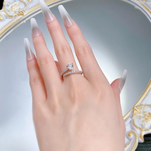 Close-up of S925 silver ring with 6x6mm heart-shaped cubic zirconia on model's hand