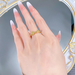 Detailansicht eines goldenen Blütenringes mit Diamanten an der Hand eines Models