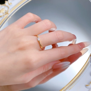 Makro-Detail des Marquise-Kristalls auf einem Goldring mit eleganter Spiegelreflexion