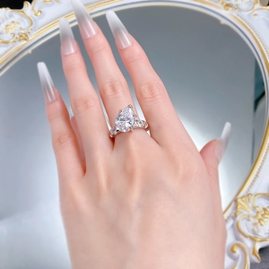 Primo piano dell'anello in argento con taglio a goccia e pietre laterali indossato da modella