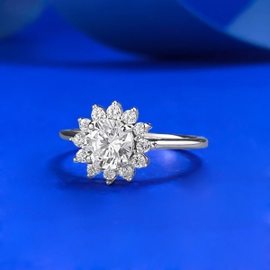 Bague élégante en argent S925 en forme de fleur avec un diamant rond de 6 mm en halo