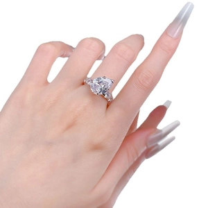 Elegante anello in argento S925 con gemma a pera 10x14mm e diamanti laterali indossato a mano
