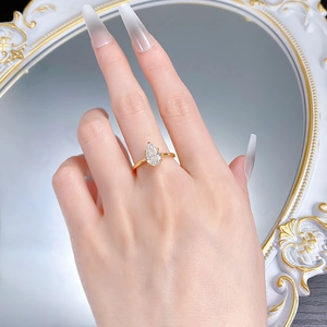 Macro d'une bague élégante avec diamant blanc en forme de poire de 6x9mm