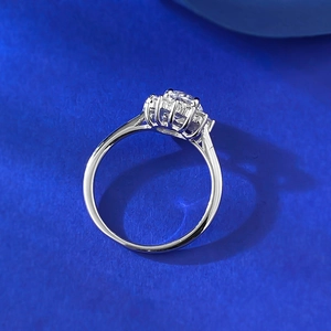 Bague tournesol élégante en argent S925 avec un diamant blanc rond de 6mm au centre